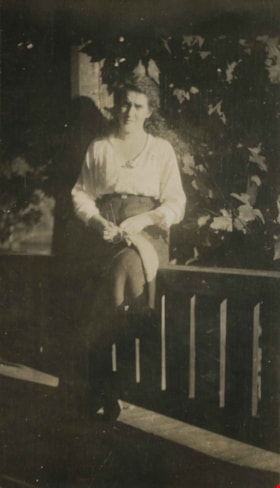 Unidentified girl, 1916 thumbnail