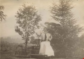 Annie and Kitty at Brookfield, 1902 thumbnail