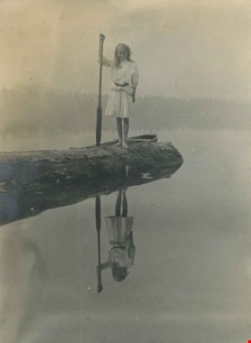 Kitty Hill with canoe paddle, 1910 thumbnail