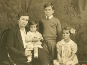 Peers family photograph, 1936 thumbnail