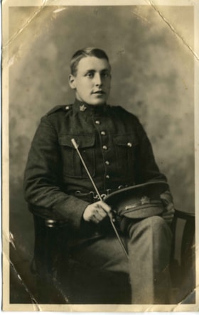 Minard Gerald Hill in uniform, 1914. Item no. 477-926 thumbnail
