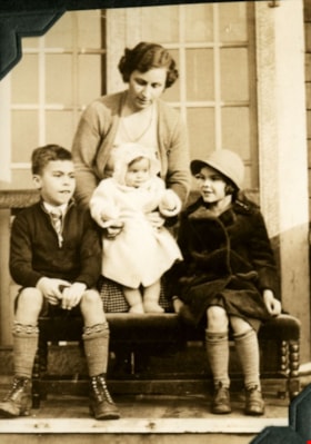 Kitty Peers and her children, 1935 thumbnail