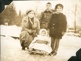 Kitty and children at Deer Lake, 1935 thumbnail