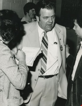 Elwood Veitch with reporters, May 1979 thumbnail