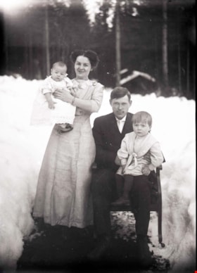 A young family, [between 1910 and 1914] thumbnail