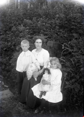 Family portrait, [between 1910 and 1914] thumbnail