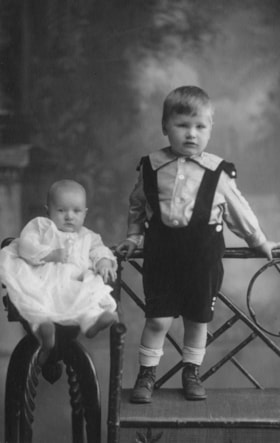 Frank Bailey and sibling, [191-] thumbnail