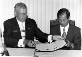 Richard Pearce and Ching-Tem Huang, August 19, 1998 thumbnail