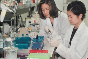 Students in Chromos Molecular Systems lab, [2001] thumbnail