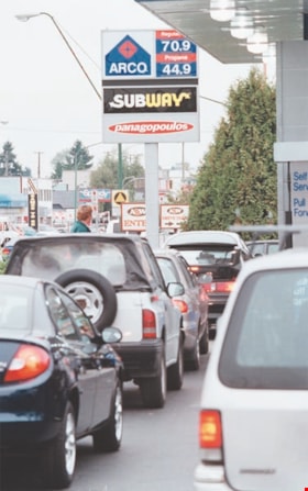 Cars in line for gas, [2000] thumbnail