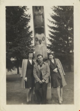 Helen, John and Mary at Stanley Park, 1947 thumbnail