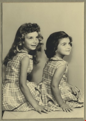 Rhonda and Sherrie Yanko, August 1959 thumbnail