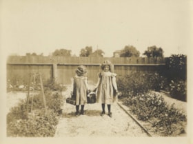 Charlotte Elizabeth Vidal Hill and Dorothy Kate Vidal Loomis, [1900] thumbnail