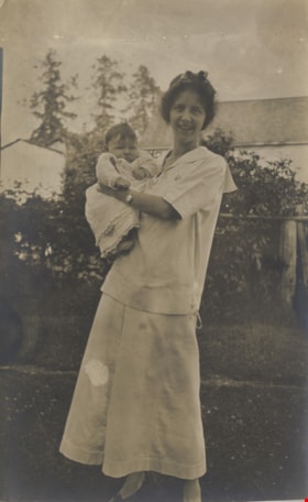 Dorothy Vidal and Dorothea Hyatt, [between 1910 and 1920] thumbnail
