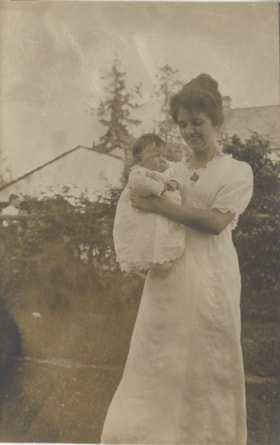 Charlotte Vidal and Dorothea Hyatt, [between 1910 and 1920] thumbnail