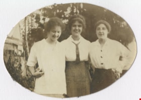 Dorothy Vidal, Charlotte Vidal and Winnifred Rowe, [between 1915 and 1920] thumbnail
