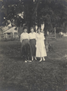 Charlotte Vidal, Dorothy Vidal and unidentified woman, [between 1915 and 1920] thumbnail