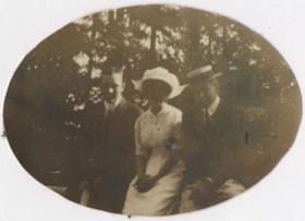 Charlotte Vidal and two unidentified men, 1918 thumbnail