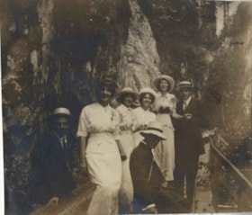 Charlotte Vidal and unidentified men and women, 1918 thumbnail