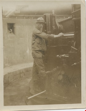 Soldier standing by a gun, [between 1914 and 1918] thumbnail