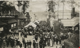 Street exhibition, [between 1900 and 1919] thumbnail