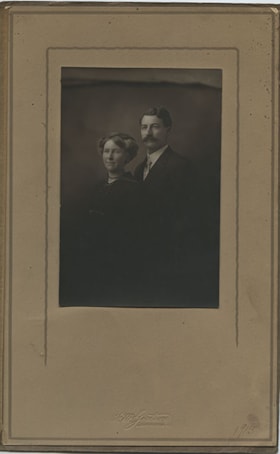 Young couple, 1913 thumbnail