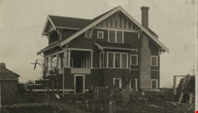 Home of Arthur Lobley and his wife, [1915] thumbnail