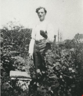 Young man with a beehive, [190-] (date of original), copied 1977 thumbnail