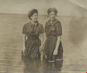 Women in bathing suits, [1905] thumbnail