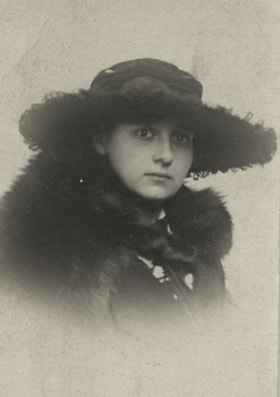 Girl in a hat and fur cape, [190-] thumbnail