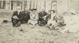 Men and women sitting on the grass, [191-?] thumbnail