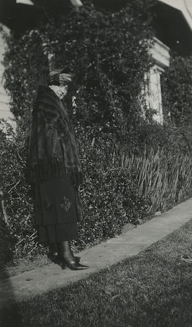 Woman in a fur stole, [193-] thumbnail
