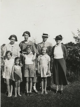 Family group, [1900] thumbnail