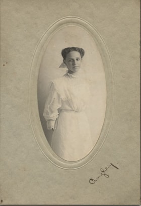 Young woman in white, [l189-] thumbnail