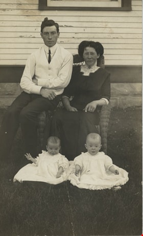 Young family, [between 1900 and 1905] thumbnail
