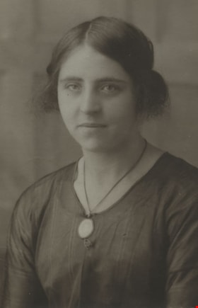 Young woman wearing a pendant, [1923] thumbnail