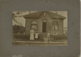 Family outside house, [190-?] thumbnail