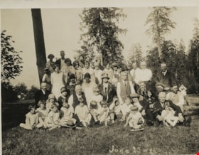 Large family group, June 23, 1925 thumbnail