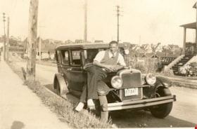 Man leaning on car, July 1937 thumbnail