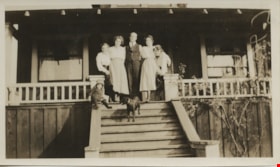 Wray family, [1919] thumbnail