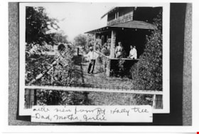 Jesse, Martha and Girlie at the Love farmhouse, [between 1912 and 1920] (date of original), copied [1985] thumbnail