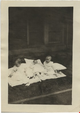 Three babies, [between 1910 and 1920] thumbnail