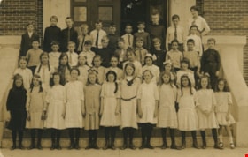 Students at Gilmore Avenue School, 1918 thumbnail