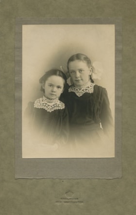 Two young girls, [between 1890 and 1909] thumbnail