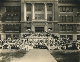 Large gathering for summer school, [between 1906 and 1920] thumbnail