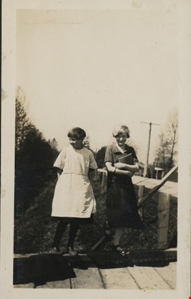 Girls in Sunbury, 1925 thumbnail