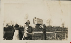 Girls in Sunbury, 1925 thumbnail