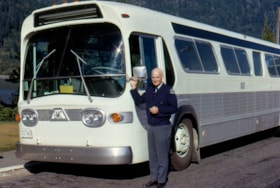 Archie MacLeod with his bus, 1973 thumbnail