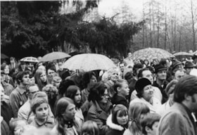 Crowd at Heritage Village opening, 19 November 1971 thumbnail