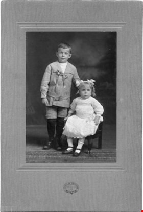 Portrait of Jackie and Dorothy Young, [191-] thumbnail